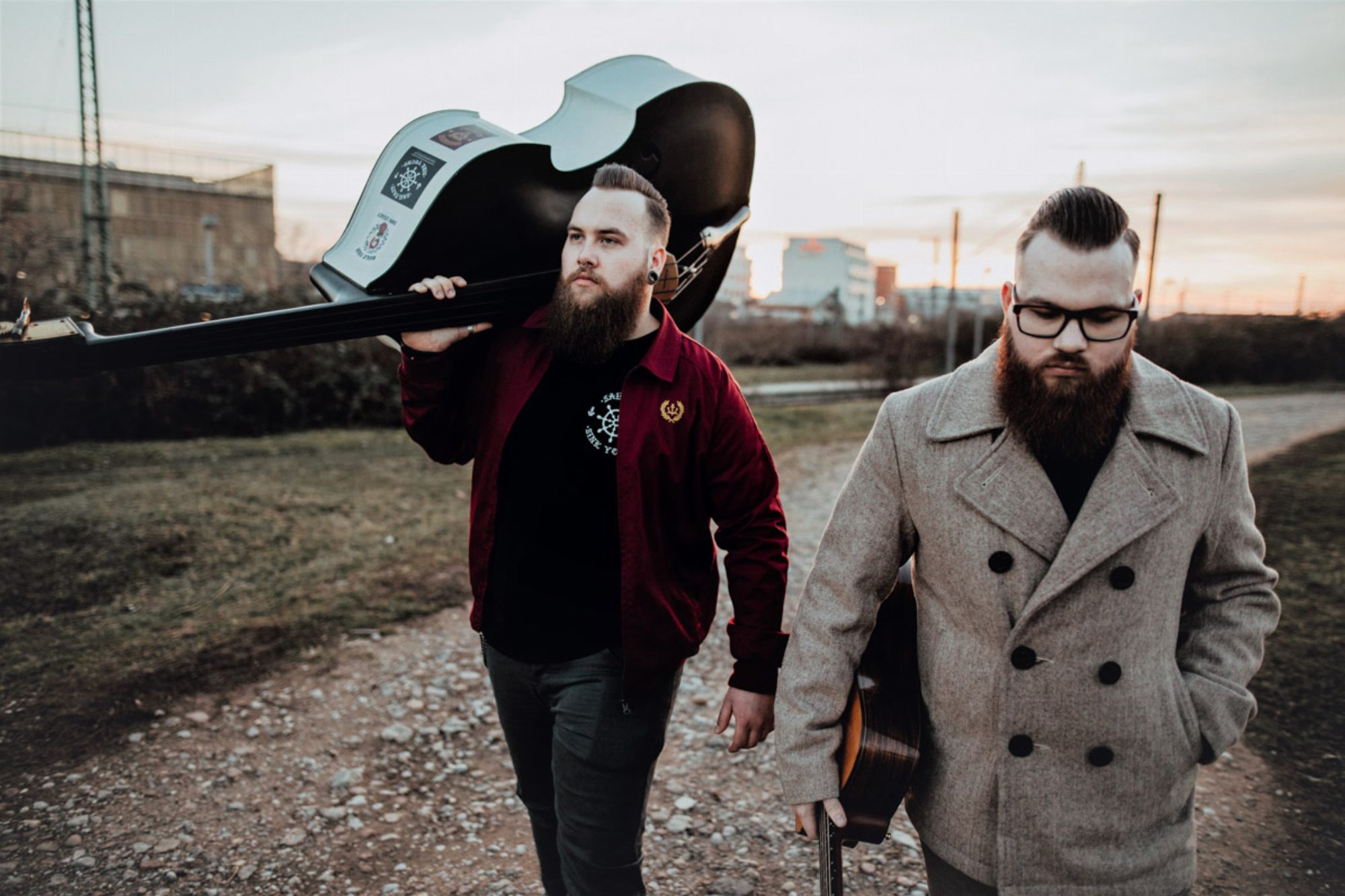 Jan und Tim Heuser mit Kontrabass auf dem Weg zum Konzert