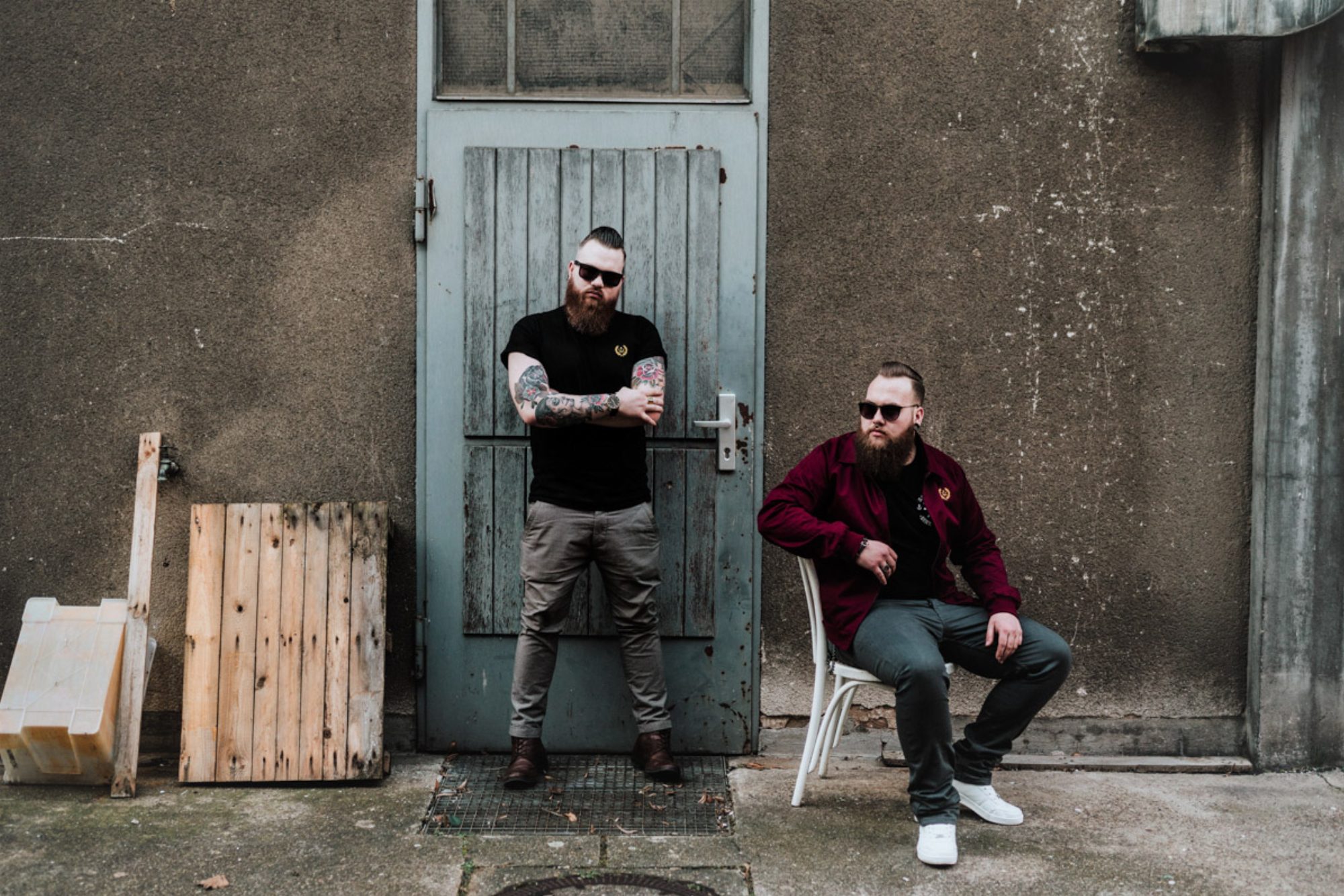 Jan und Tim Heuser vor einer alten Tür